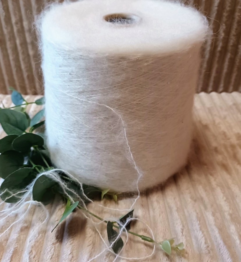 Siūlai su alpakos vilna ir žvyneliais – pieno baltumo (50 g)